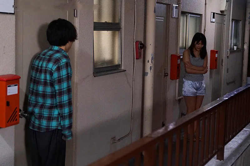 Bí mật ngoại tình với em hotgirl cạnh nhà cãi nhau bị gã chồng đuổi ra cửa