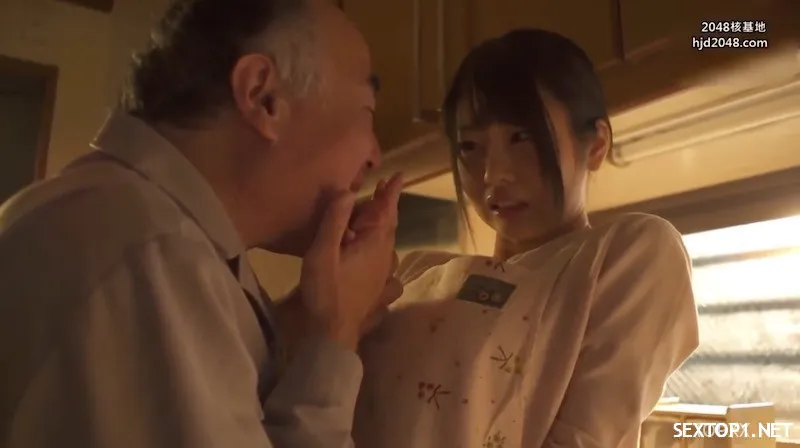 ở nhà một mình, vợ trẻ bị lão giao dương vật cưỡng hiếp