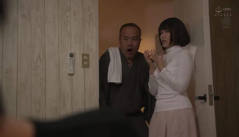 Bố ông xã gài bẫy vợ của con trai để tống tình mỗi ngày