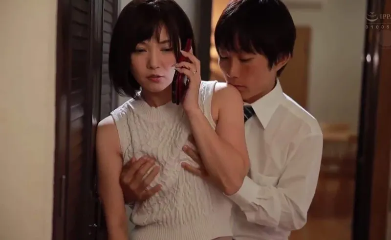 Anh xã đi đánh golf, vợ ở nhà dẫn trai trẻ về nện cho sướng