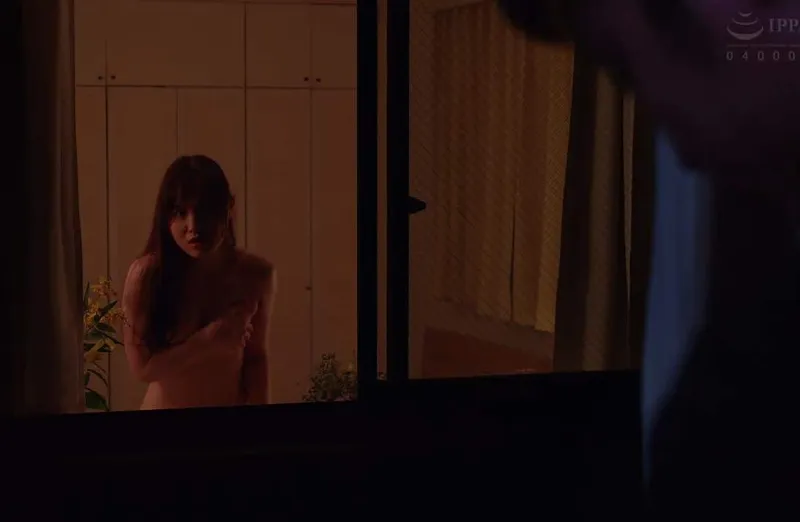 Cô nàng cạnh nhà người chồng ông chồng nhà bên thường xuyên thay đồ ở ngay cửa sổ