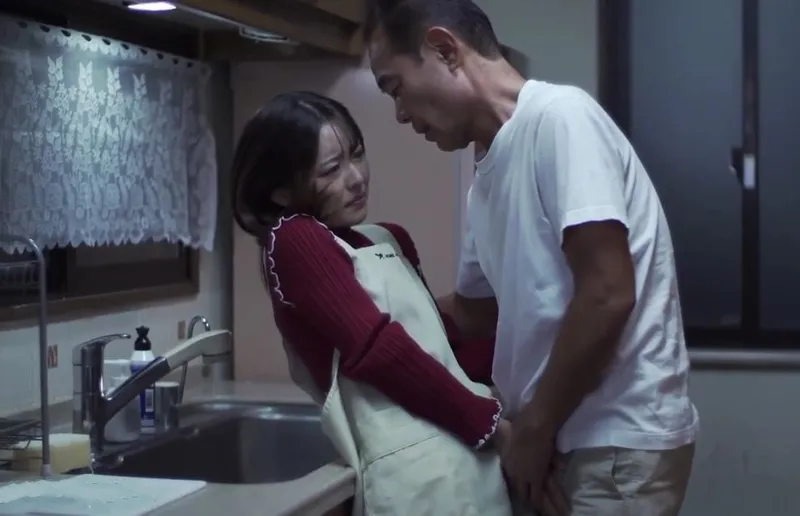 ông chồng đi làm vợ ở nhà bị gã chủ tịch khu phố đến nhà cưỡng bức