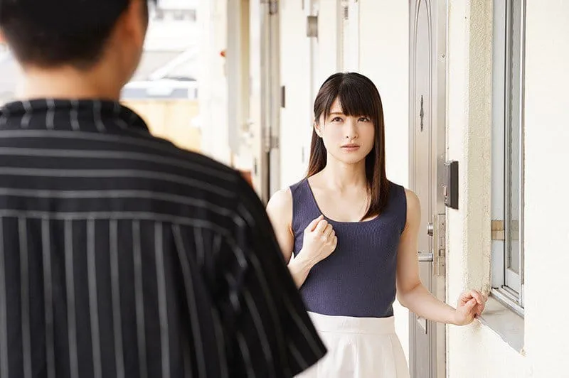 Cãi nhau với người chồng, vợ yêu ăn nằm với cậu thanh niên dương vật xóm