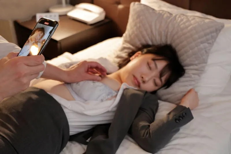 Chuyến công tác với kẻ rạng danh quấy rối ở công ty, cô gái bị chuốc thuốc ngủ