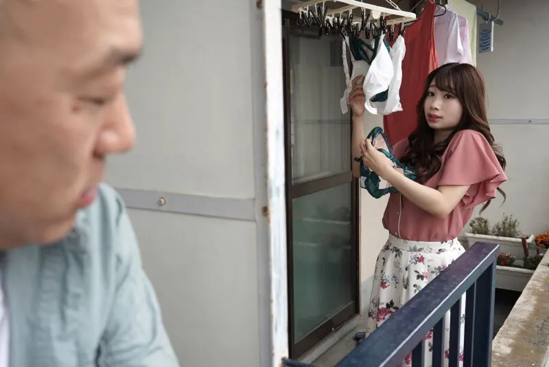 Gã nhà bên chuyên soi mói và cặp bà xã chồng thường xuyên rên la quá to