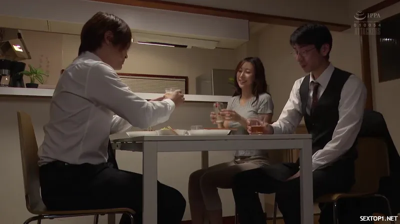 đến nhà cấp trên ở nhờ, hấp diêm luôn bà xã sếp