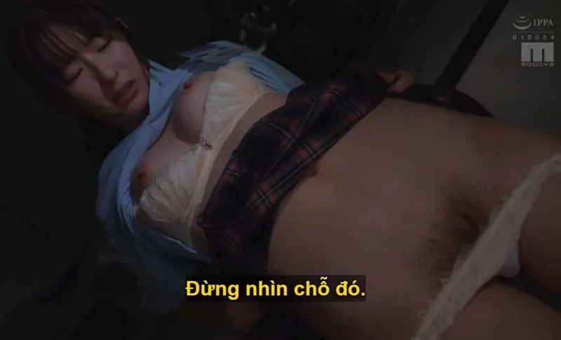 Sếp lớn lập mưu đụ con nhỏ nhân viên kiêu căng lười nhác, suốt ngày cắm mặt nhắn tin với bồ.